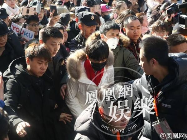 Fan và phóng viên vây kín trường thi chờ Vương Tuấn Khải (TFBOYS)