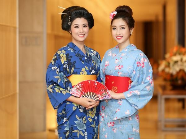Hoa hậu Mỹ Linh và Hoa hậu Ngọc Hân khoe sắc trong trang phục kimono