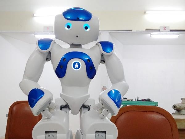 Sinh viên Cao đẳng nghề Cơ điện Hà Nội đón "người bạn" robot mới toanh 