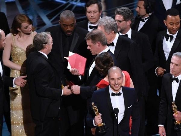 Cả thế giới "chấn động" vì sự cố trao nhầm tượng vÀng tại Oscars 2017