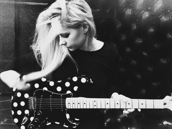 Avril Lavigne về "nhà" mới, tiết lộ về album thứ sáu trong năm 2017