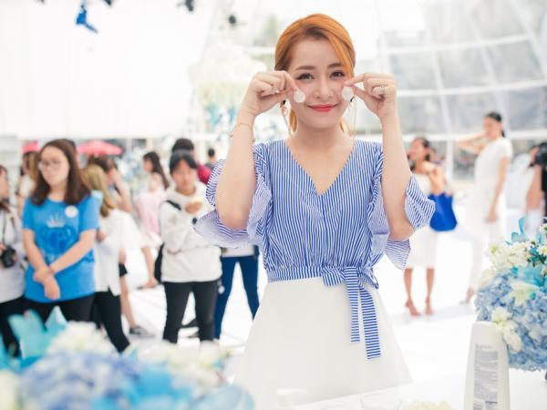 Diện đồ đơn giản, Chi Pu vẫn xinh đẹp hết phần người khác tại ngày hội ngắm hoa 