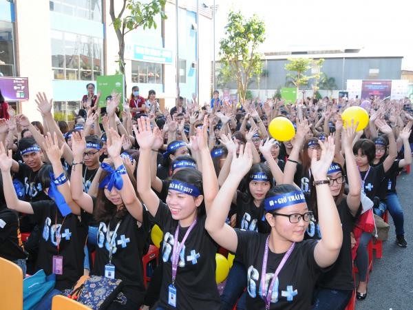 Hàng ngàn bạn trẻ Sài Gòn hưởng ứng chiến dịch Giờ Trái Đất 2017