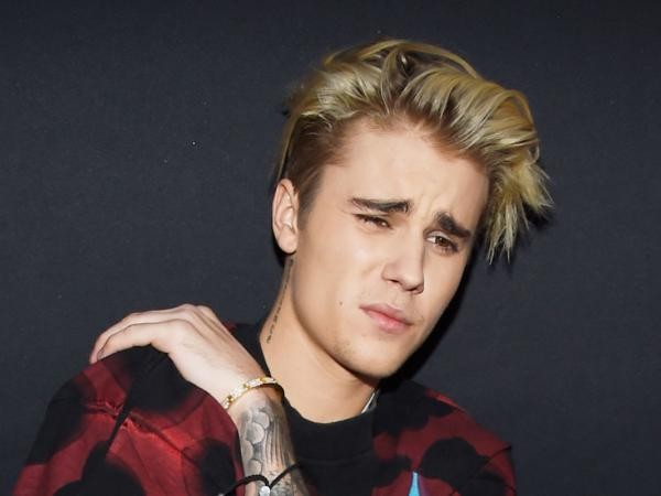 Hết bị fan cuồng quấy rầy, Justin Bieber lại bị "củ hành" bởi loạt tay săn ảnh ở Úc