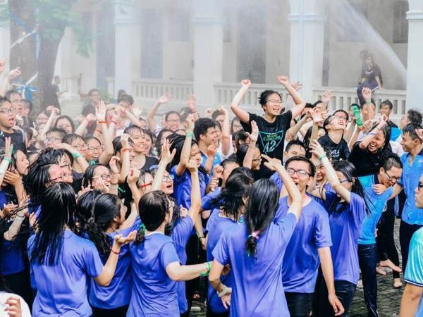 "Bùng cháy" với nghi thức trưởng thành có 1-0-2 của teen THPT chuyên Lê Hồng Phong