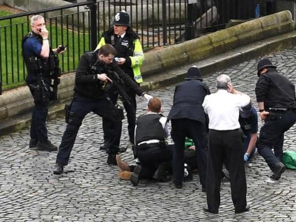 NÓNG: Ít nhất ba người thiệt mạng trong vụ lao xe, nổ súng bên ngoài tòa nhà Quốc hội Anh