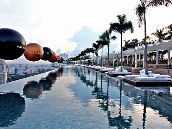 Ai chẳng muốn được một lần bơi tại bể bơi vô cực dài nhất thế giới
