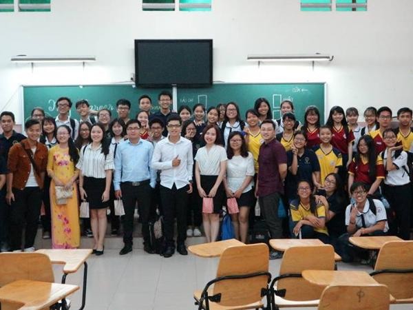 Teen THPT Nguyễn Thượng Hiền (TP.HCM) tỉ tê với tiền bối về ngành nghề tương lai  