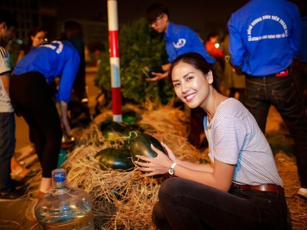 Người đẹp Nguyễn Thị Loan mua 3,5 tấn dưa để ủng hộ bà con miền Trung