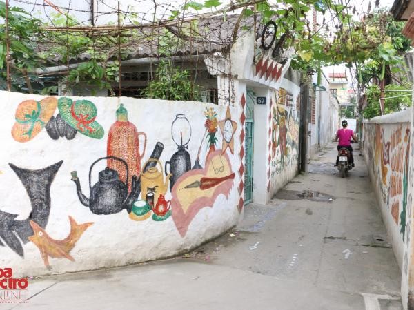 Hà Nội: Cụ ông hơn một thập kỉ "ăn cơm nhà, tô bích họa" cho ngõ xóm