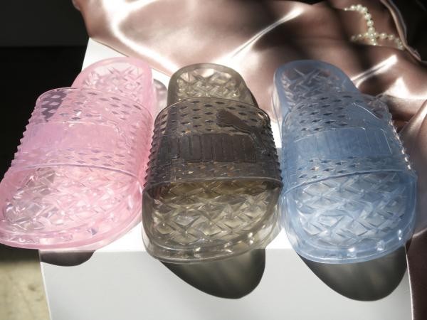 Rihanna sắp cho ra mắt mẫu dép nhựa y như đôi dép đang để trong nhà tắm nhà bạn