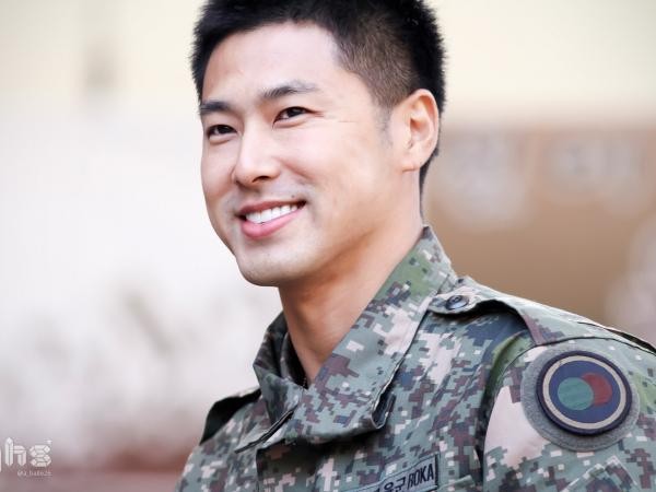 Vừa mới xuất ngũ, Yunho (TVXQ) đã được fan xây dựng một thư viện mang tên mình 