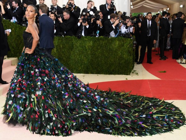 10 khoảnh khắc tuyệt vời khó quên của những "nữ hoàng thảm đỏ" trong các mùa Met Gala