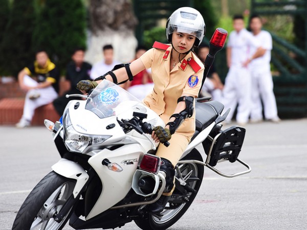 Nữ sinh Học viện Cảnh sát xinh đẹp, cá tính biểu diễn khả năng lái xe môtô phân khối lớn