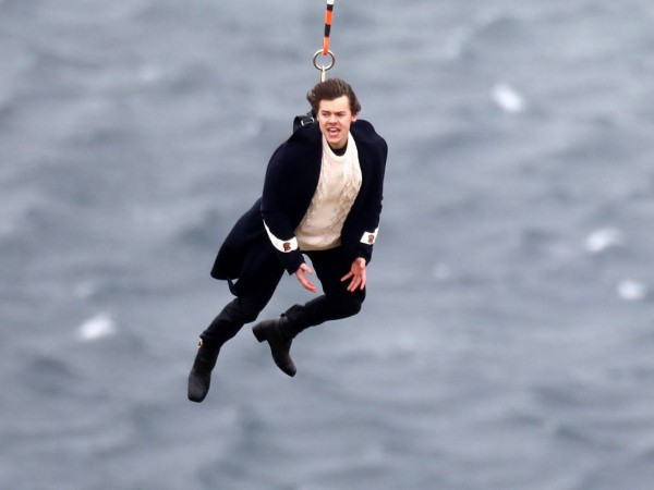Harry Styles (1D) tung MV solo đầu tay khiến các fan sợ độ cao phải "xanh mặt"