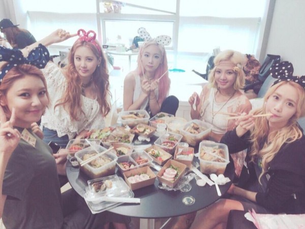 Ai cũng nghĩ SNSD ăn kiêng ghê lắm, ai ngờ các cô gái ăn khỏe hơn cả EXO