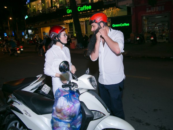 Đạo diễn "Kong: Kull Island" cùng Emily Hồng Nhung, Bích Ngọc đi tặng cơm cho người vô gia cư