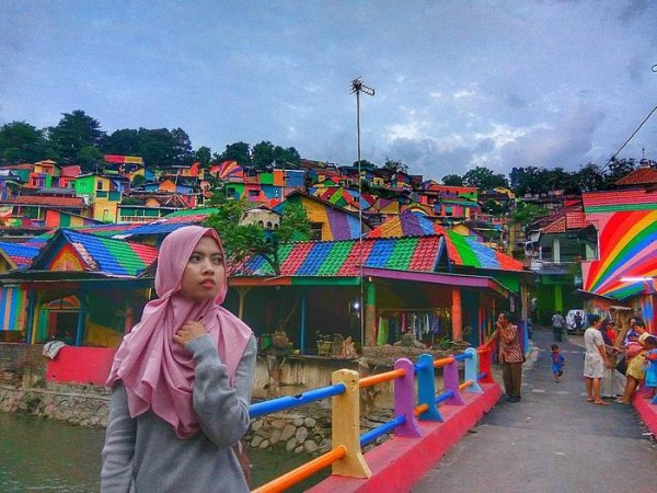 Mùa Hè này, đến Indonesia thăm ngôi làng "cầu vồng tình yêu"