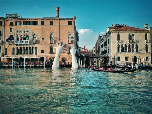 Bạn có muốn biết tại sao giữa Venice xinh đẹp lại xuất hiện hai bàn tay khổng lồ này không?