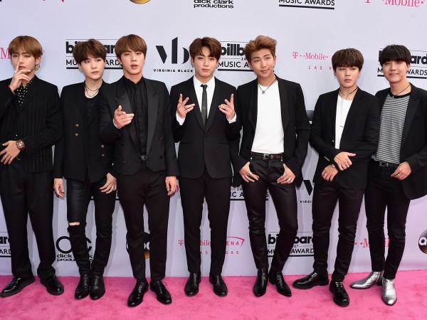 Bóc giá các trang phục giúp BTS tỏa sáng trên thảm đỏ Billboard 2017
