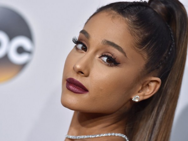 Fan nhắn nhủ Ariana Grande đừng đổ lỗi cho bản thân về vụ nổ 