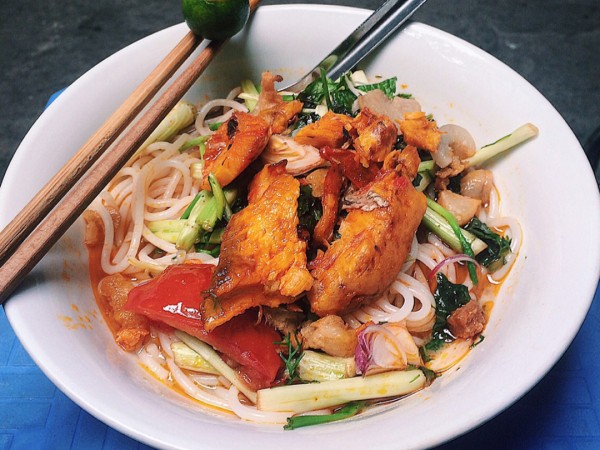 Trưa nay "măm" gì: Đến phố Hàng Bài ăn thử món bún cá Thái Bình ngon quên lối về