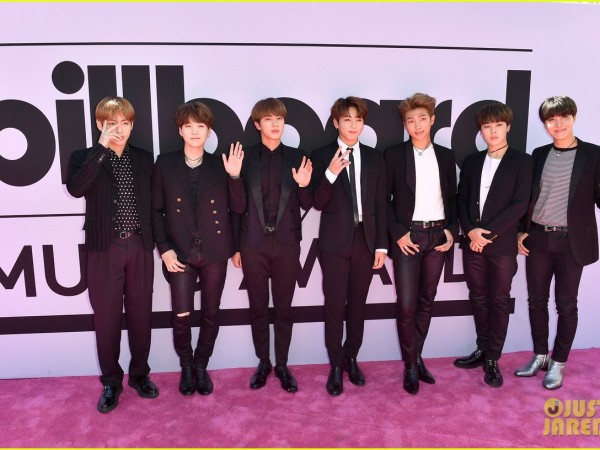 Sự cố lớn nhất của BTS tại lễ trao giải Billboard chính là J-Hope làm hỏng áo xịn của Jin