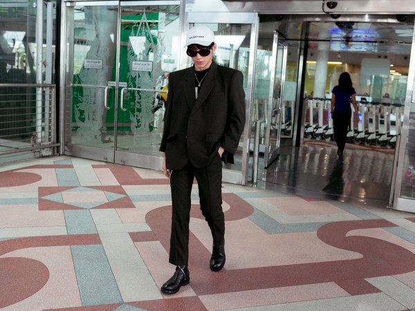 Sơn Tùng M-TP nổi bật giữa sân bay với phong cách thời trang cực chất