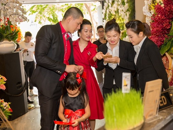 Gia đình diễn viên Bình Minh, nghệ sĩ Thành Lộc diện đồ nổi rủ nhau đi uống trà sữa