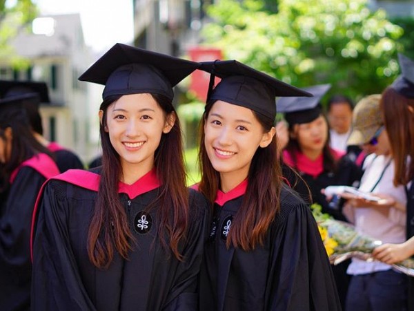 Cặp sinh đôi người Trung Quốc trở thành "chị em nhà người ta" trong truyền thuyết