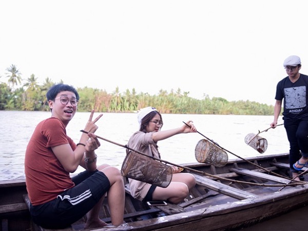 Hòa Minzy thích thú khi lần đầu được chèo xuồng bắt cá cùng Hải Triều, Quang Bảo