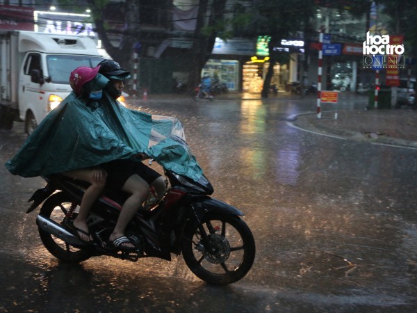 Người dân Hà Nội "phấn khích" với cơn mưa "vàng" cuối ngày, nhiệt độ tụt sâu còn 25 độ