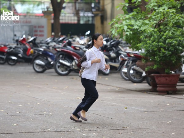 Hà Nội: Nhiều teen thi vào 10 "hớt hải" chạy vì đến trường thi muộn