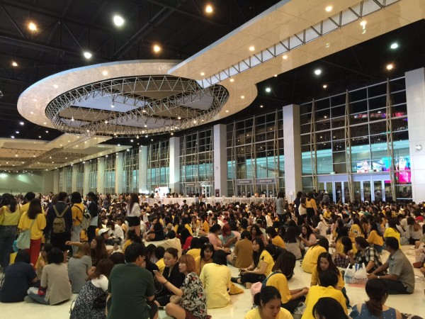 Concert EXO tại Thái Lan lấp lánh biển vàng rực rỡ và lý do khiến ai nghe cũng muốn tan chảy