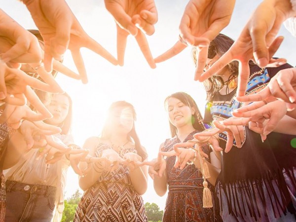 Hãy để kỷ yếu nhắc bạn rằng, mình đã từng có một thanh xuân tuyệt vời như thế!