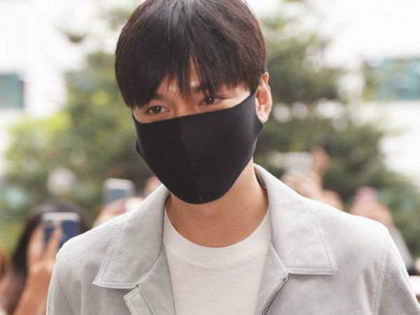 Hóa ra khẩu trang chính là vật bất ly thân của Lee Min Ho khi nhập ngũ