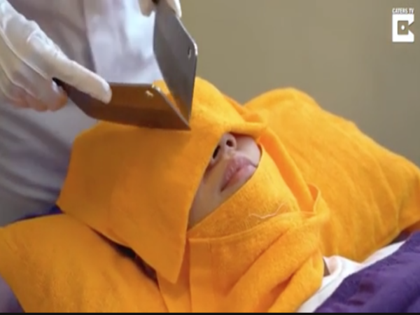 Massage bằng tay là chuyện xưa rồi, giờ massage bằng… dao mới là xu hướng