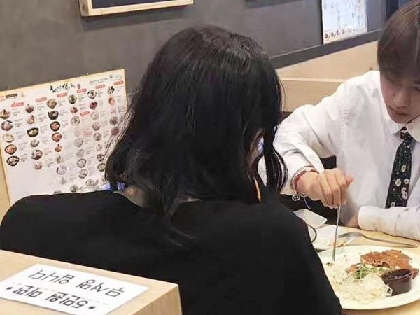Đừng vội giật mình và "ăn bánh gato" nếu bạn thấy V (BTS) đi cùng một “cô gái tóc dài”