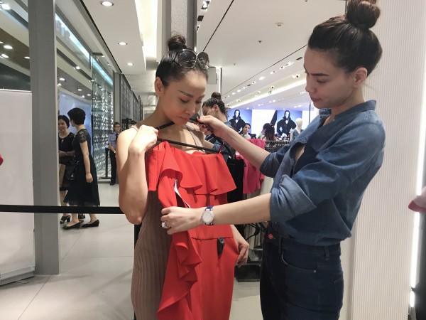 Hồ Ngọc Hà trở thành... stylist của Thu Minh trong MV hợp tác chung