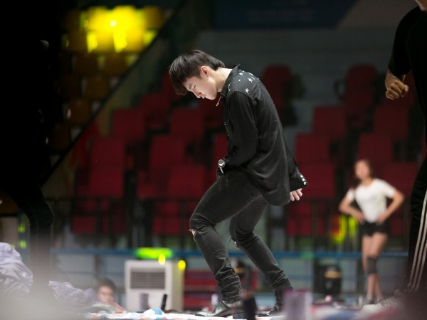 Sơn Tùng M-TP diện nguyên cây đen tổng duyệt suốt 5 tiếng đồng hồ cho fan meeting tại Hà Nội 