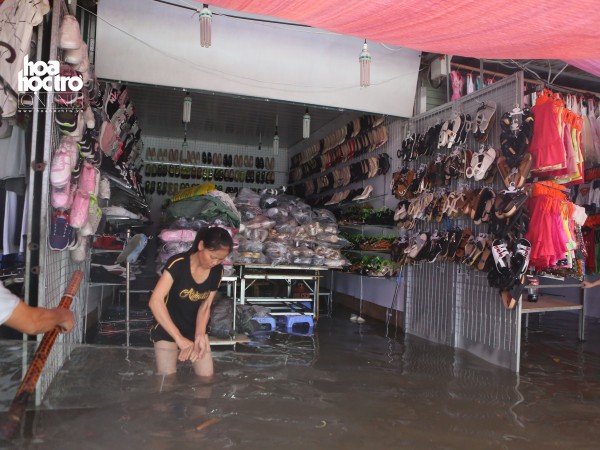 Hà Nội: "Thiên đường mua sắm" chợ nhà Xanh của sinh viên ngập lụt trong biển nước