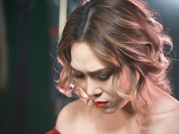 Đâu chỉ riêng fan, các nghệ sĩ Việt cũng "rơi nước mắt" cho MV của Mỹ Tâm kìa!