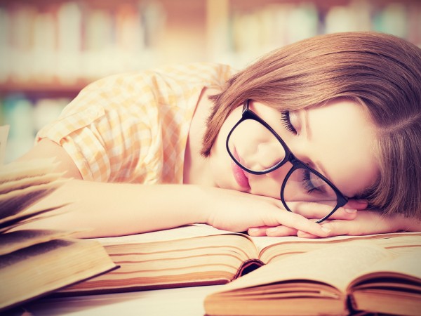 Nếu bạn đang cảm thấy mệt và muốn gục ngã, tuyệt đối không làm những việc sau