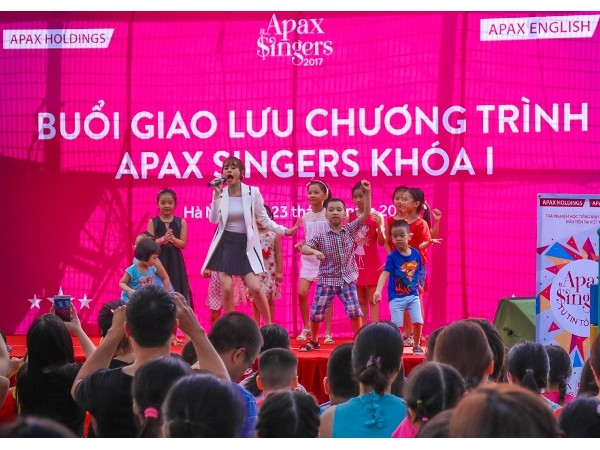 Huyền Anh Yoko sôi động cùng học viên Apax Singers trong buổi giao lưu