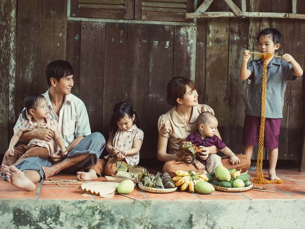 Gia đình Lý Hải - Minh Hà chân chất và cực đáng yêu trong bộ ảnh "cả nhà mình làm nông"
