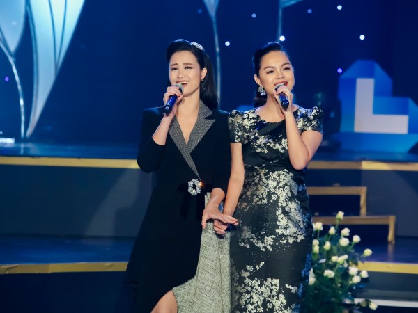 Đông Nhi và Phạm Quỳnh Anh không cầm được nước mắt khi hát tặng Wanbi Tuấn Anh 