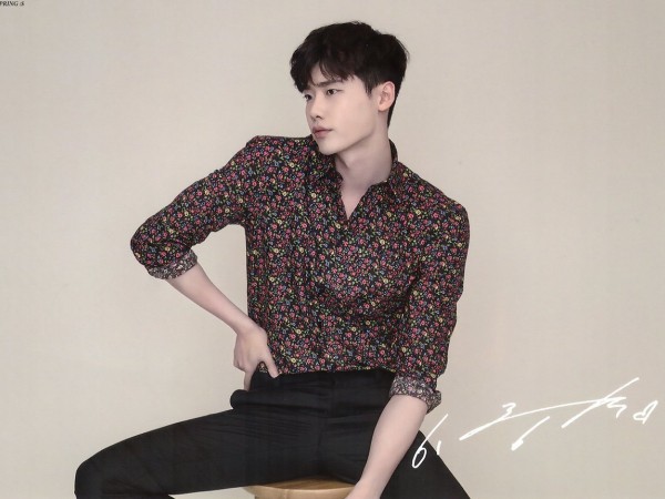Lee Jong Suk lùi ngày nhập ngũ để hoàn tất chương trình học và lo quảng bá hai phim mới