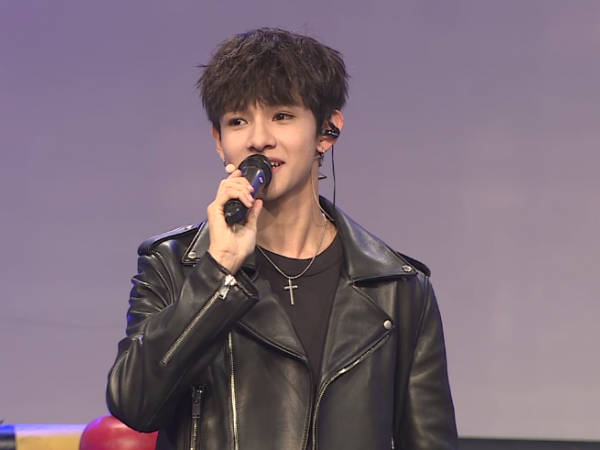 Samuel lần đầu tiên biểu diễn ca khúc chủ đề "Sixteen" trong mini album đầu tay