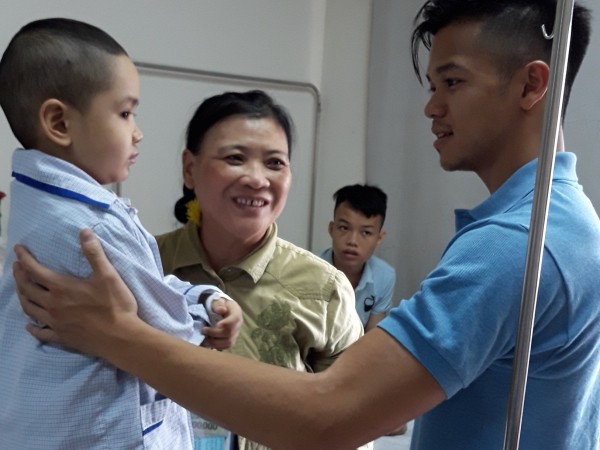 Hà Nội: Ca sĩ Trọng Hiếu Idol truyền tinh thần lạc quan tới các bệnh nhi về máu
