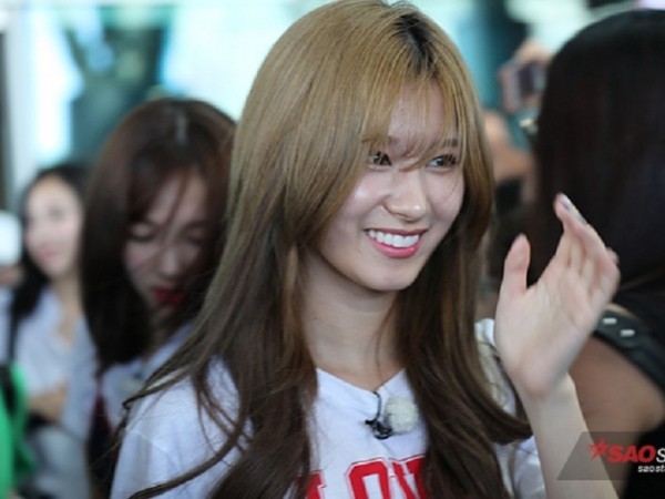 TWICE rạng rỡ tại sân bay Đà Nẵng trong vòng vây người hâm mộ